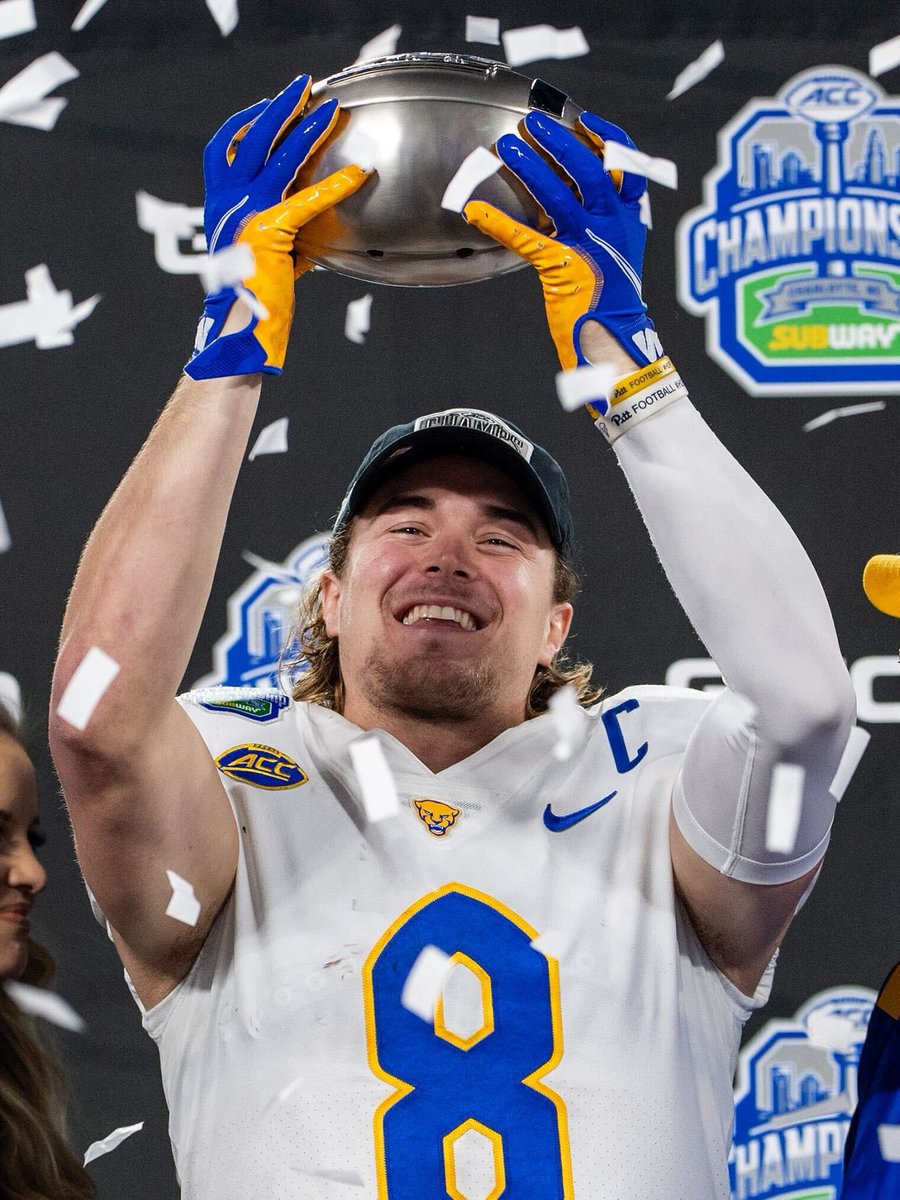 PFF_College's tweet photo. Kenny Pickett: Heisman Trophy finalist 🏆

2nd highest-graded QB of 2021 (92.8) https://t.co/Rcz2u1tV4o