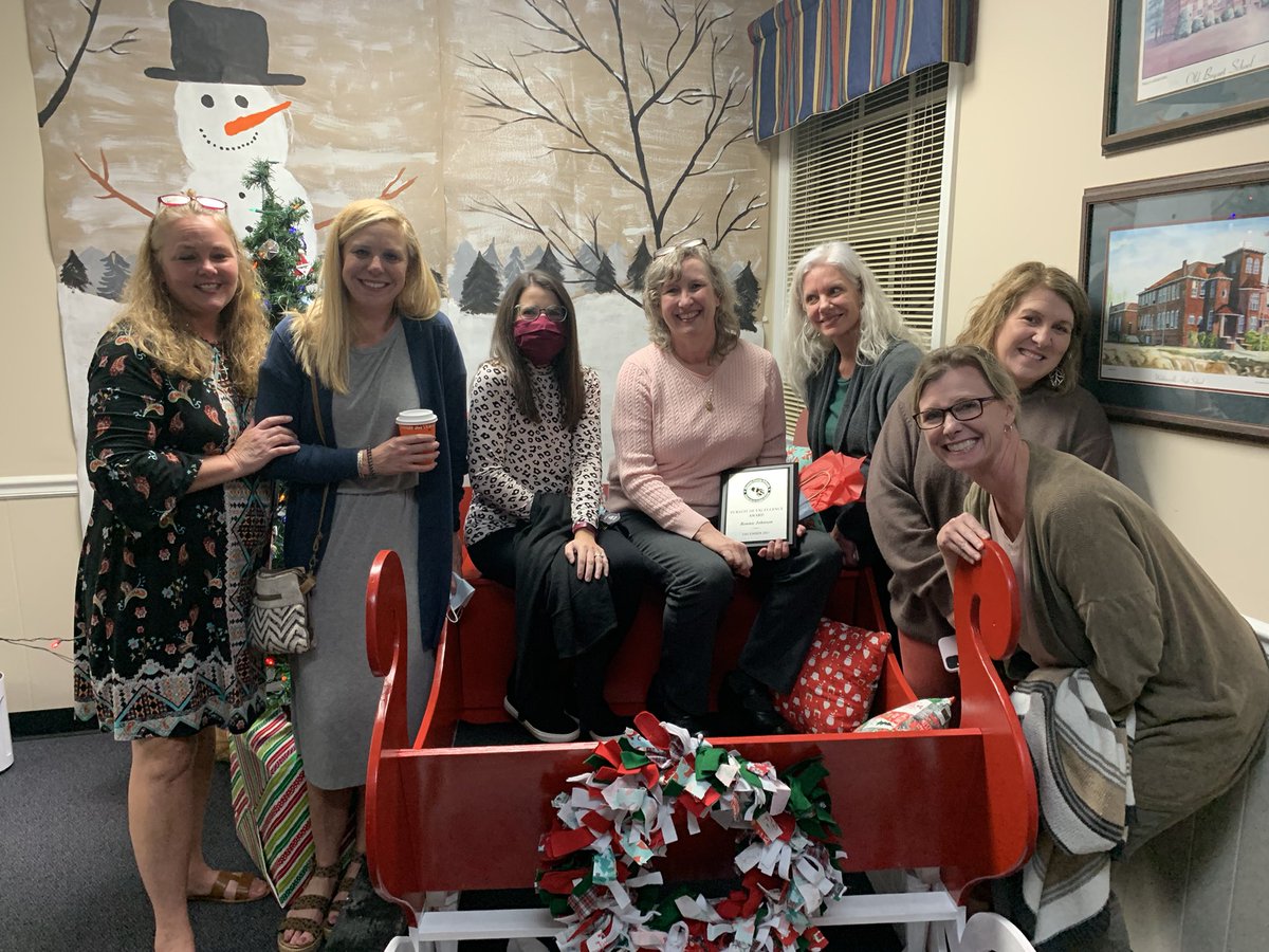 TonyMcCullers's tweet photo. Congratulations to Ms. Bonnie Johnson for being named the @OconeeCoSchools Pursuit of Excellence recipient for paraprofessionals! @CFESmustangs #MotivatedMustangs https://t.co/r02yB1NyMl