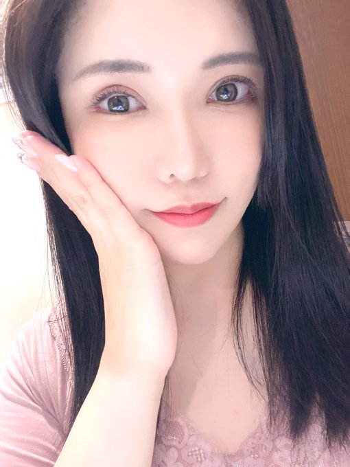 おはよーん?
Hitomiちゃん@Hitomi_official が教えてくれた美容液で肌の調子が良い！！！ https://t.co/yvRVhxf2Sz