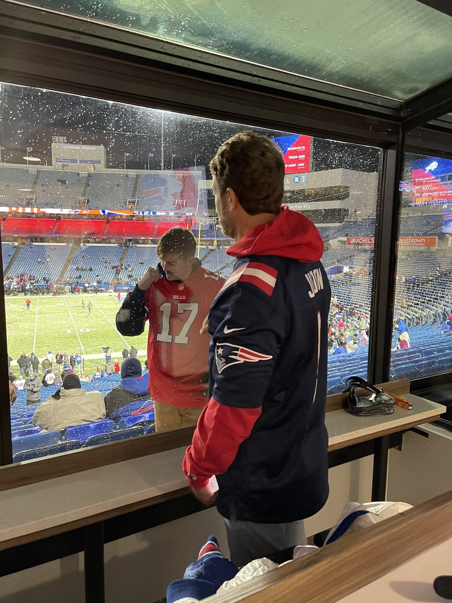 PATRIOT WEATHER!  Buffalo fans acting cold.   I’m not even wearing a jacket!    I love for this