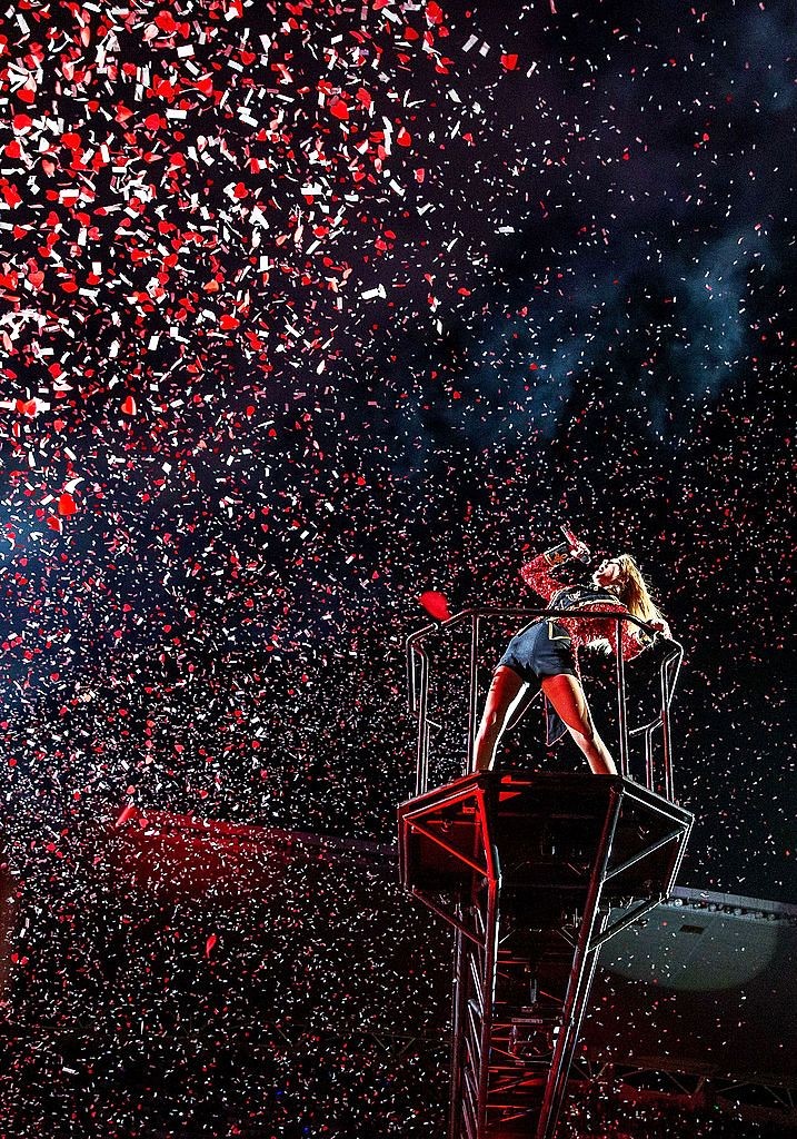 VENCEU! Mesmo sem clipe ou divulgação, "Message In A Bottle" de Taylor Swift atinge o Top 20 das rádios pop dos Estados Unidos.