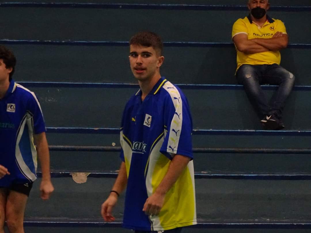 Hector_press's tweet photo. Por favor, @EducacionCan, nuestros jóvenes de las selecciones de #fútbolsala representan cada año a @canarias_es en los campeonatos nacionales.
¿Sería mucho pedir equipaciones de su talla y con una imagen estética actualizada a este siglo? ¿Nunca hay hueco en el presupuesto? https://t.co/3RHILqElXj