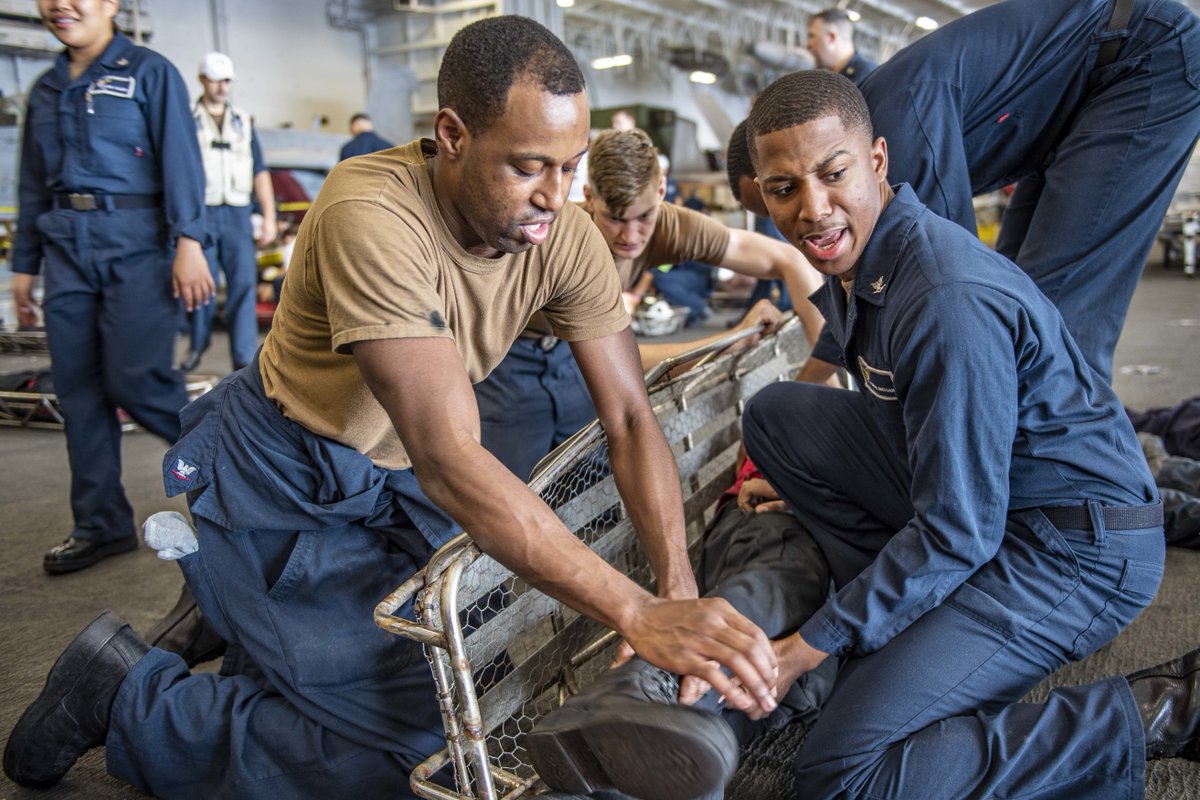 USNavy's tweet photo. 1️⃣ #USSAbrahamLincoln #CVN72 #fltops @USPacificFleet and 2️⃣ #USSEssex #LHD2 #fltops @US5thFleet.
3️⃣ #NMCB5 trains at the Jungle Warfare Training Center @INDOPACOM.
4️⃣ #USSCarlVinson #CVN70 mass casualty drill @US7thFleet.
ℹ️ & 🔽: https://t.co/0ZYSs5UBGw https://t.co/S0LKsu0pwL