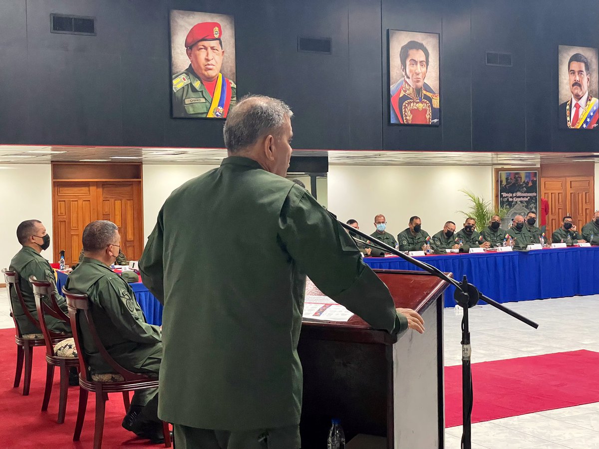 vladimirpadrino's tweet photo. Reitero a los Comandantes de Brigada: gracias por la pulcra ejecución de la Operación República, por mantener a la FANB en su más alto nivel de moral y apresto; gracias por contribuir con su liderazgo en la preservación de la Paz Nacional ¡Gracias al EJERCITO BOLIVARIANO! https://t.co/PvEeQG0D29