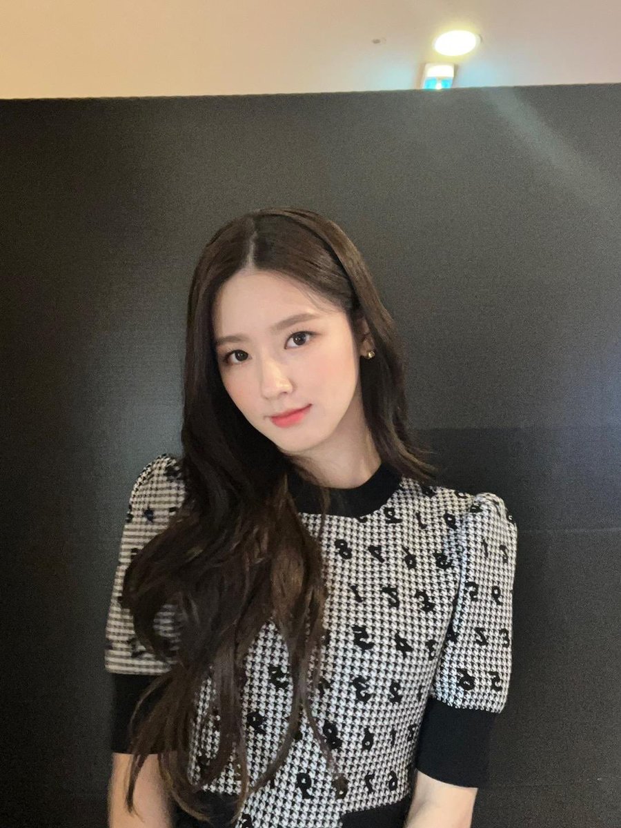 bmimiyah's tweet photo. #skpics · vou postar o look de hoje SIM porque eu tava iluminando essa segunda-feira como uma princesa (rainha) ✨ https://t.co/qxkZiT1SOs