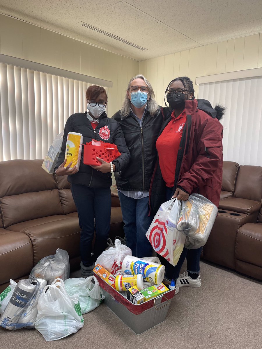 MuEpsilon_DST's tweet photo. Today; on behalf of the Mu Epsilon Chapter, we brought in the many donations from our World AID’s Day event to the AVOL Clinic here in Lexington!  Swipe to learn more about the clinic and how to stand up against spreading stigma. https://t.co/FkK9BvFDcz