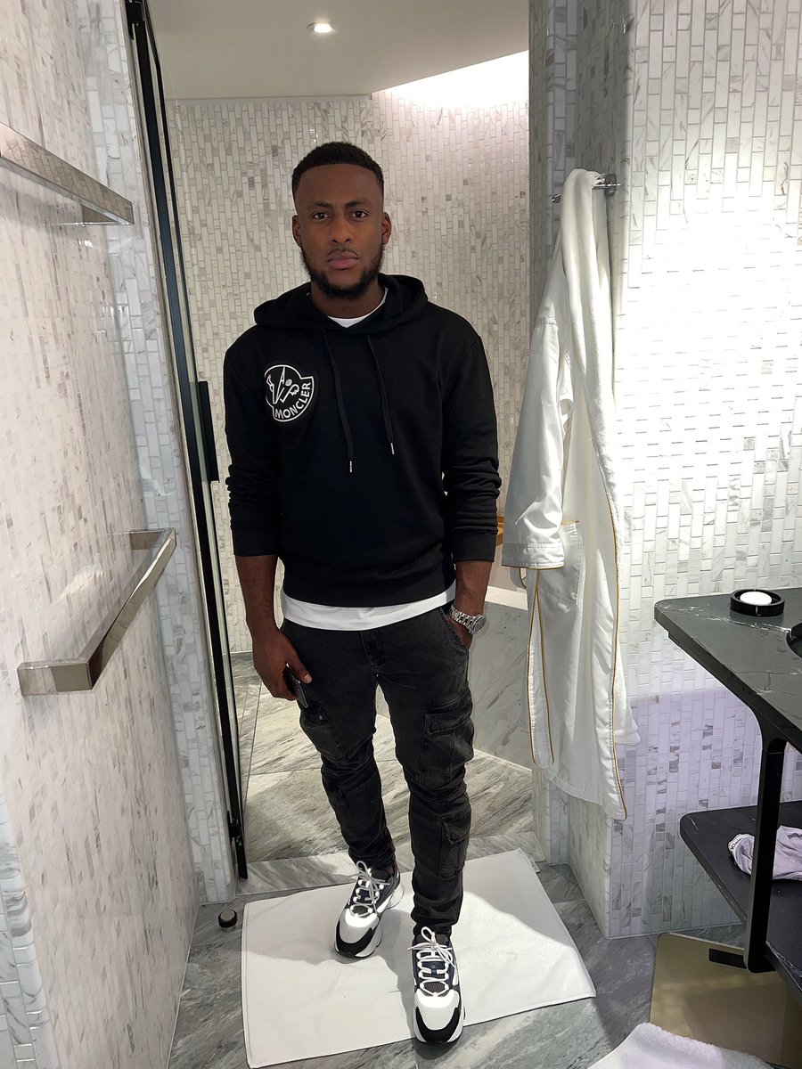 _6FigNig's tweet photo. Last year was about survival, this year we live a lil - Thank God for adding another year to my life https://t.co/SNny1sPIce