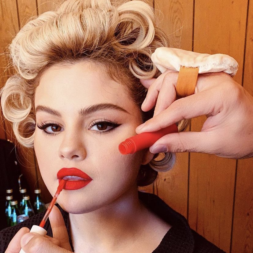GomezSource's tweet photo. Selena Gomez behind the scenes of ELLE https://t.co/CWKkBJbbvi