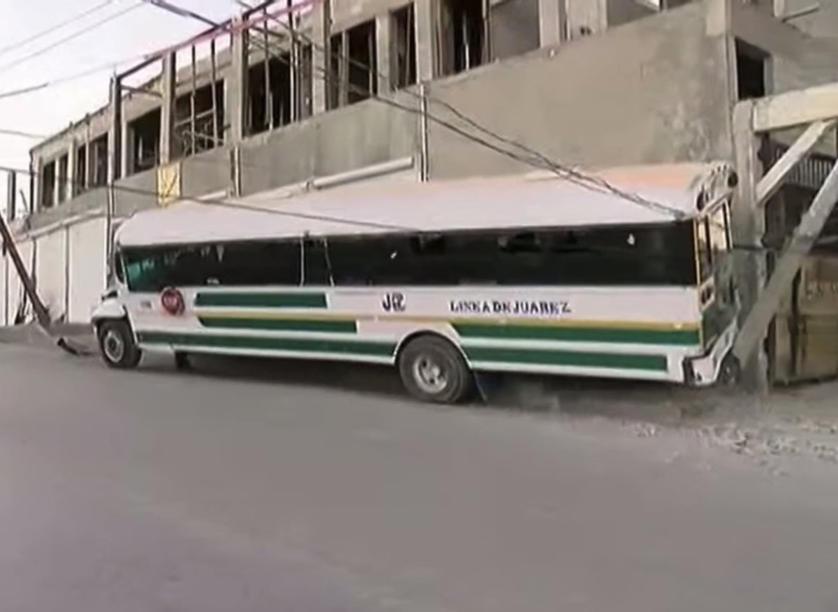 Choque de camión de transporte público de la línea de Juarez deja tres personas lesionadas las cuales fueron trasladadas a recibir atención médica.