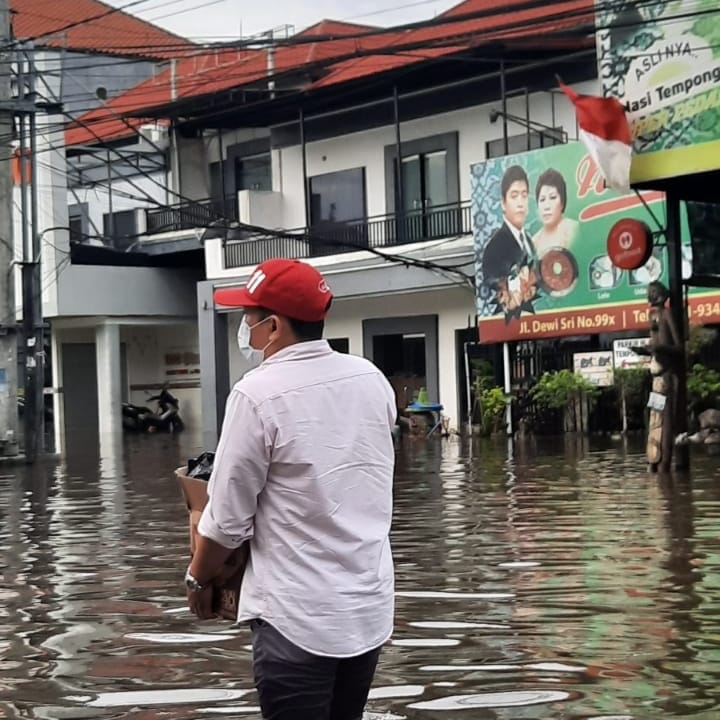 psi_badung's tweet photo. Cepat dan tanggap, DPW PSI Prov Bali, Anggota DRPD Prov @graceantz_psi , Anggota DRPD Kota Denpasar @aguswirajaya_id , DPD PSI Kab Badung dan @psidpckuta membantu memberikan ricebox kepada warga sekitaran kuta yang terdampak banjir #balibanjir https://t.co/m7W19POqaZ