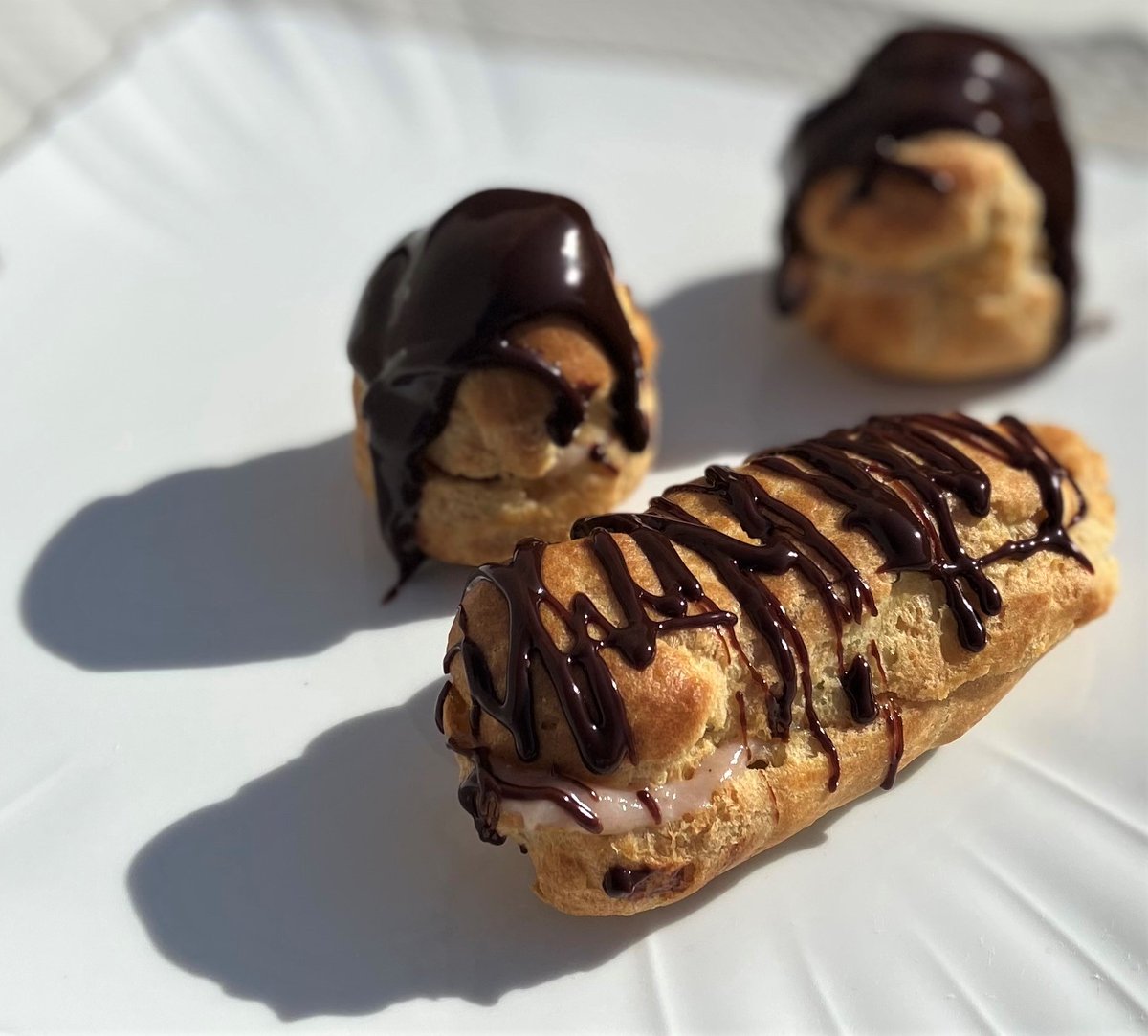 KitchensForGood's tweet image. If these aren't a sweet way to end a Monday, we don't know what is! Front: an eclair filled with strawberry, jalapeno &amp;amp; honey cream in traditional choux pastry. Back: profiteroles with rosewater infused cream in Earl Grey infused choux pastry. Thx Baking Apprenticeship Class 4!
