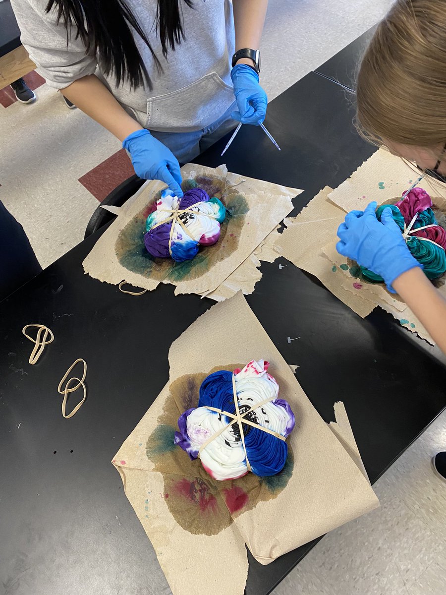 EastMedClub's tweet photo. We had a great time today in Med Club tie-dyeing our new shirts! Thanks to everyone who came :) https://t.co/6DI1fITmON
