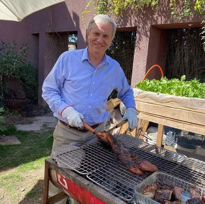UnoComoUsted's tweet photo. ¿¡Cómo chucha quemai el asado sin siquiera haber prendido el carbón!? https://t.co/NgOpYxrUME