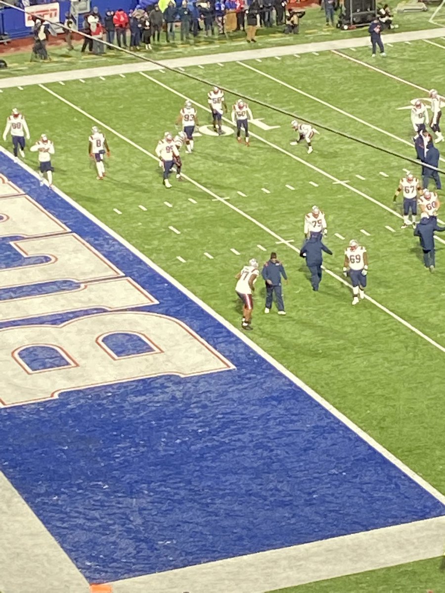 NoDaysOffNFL's tweet photo. Trent Brown pays a fine every week to not wear socks @Trent https://t.co/AicWInehp8