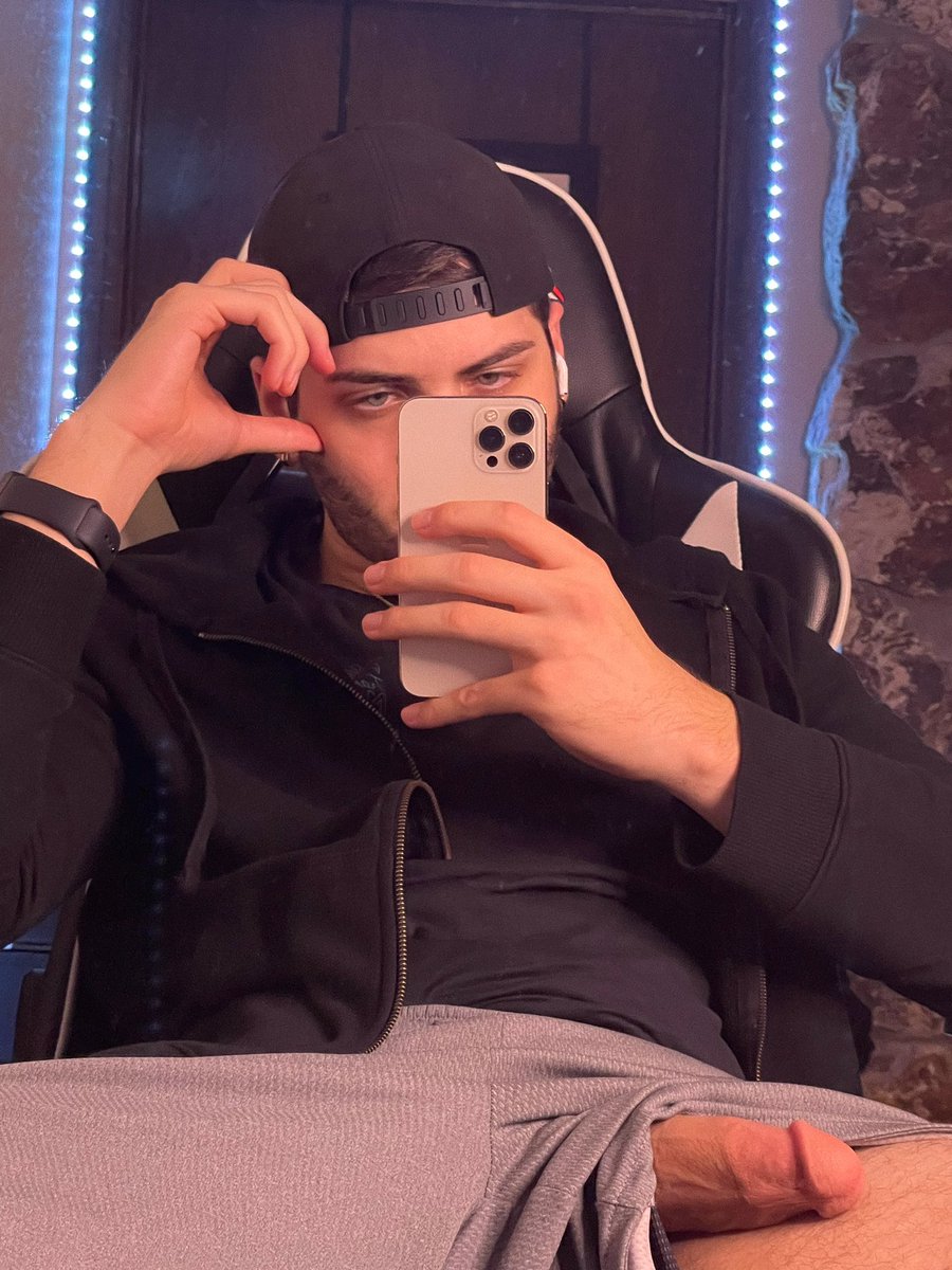 zackattacko's tweet photo. wanna sit on my lap? 👀😈 https://t.co/iQtfep6jU9