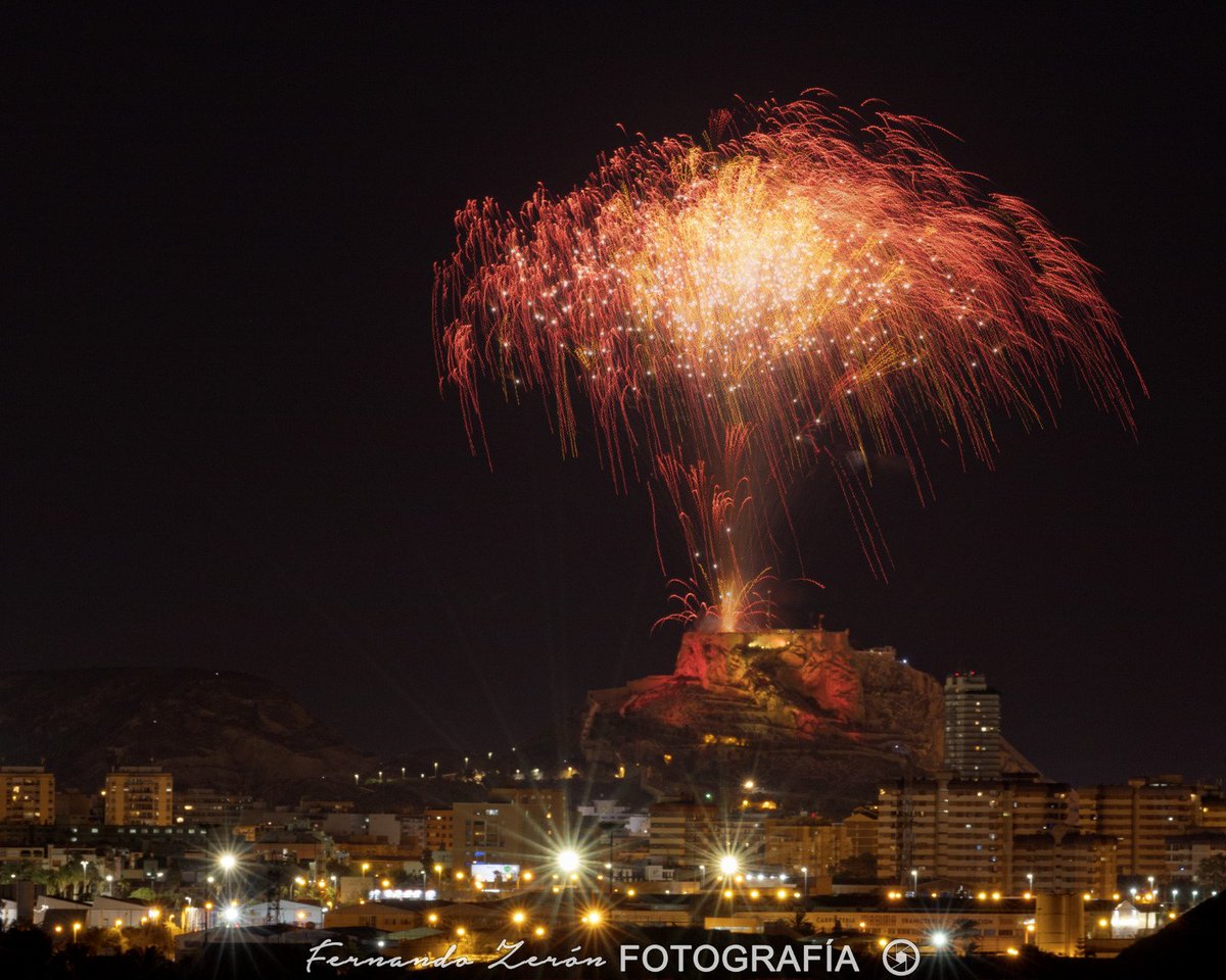 MeteOrihuela's tweet photo. ¡Guau! Esta pasada noche (06/12/2021), palmera de #fuegosartificiales roja y amarilla, lanzada desde el #CastilloDeSantaBárbara de #Alicante, como homenaje al #DíaDeLaConstituciónEspañola. Imagen: @FerZerg. https://t.co/1lNg9LSrfZ