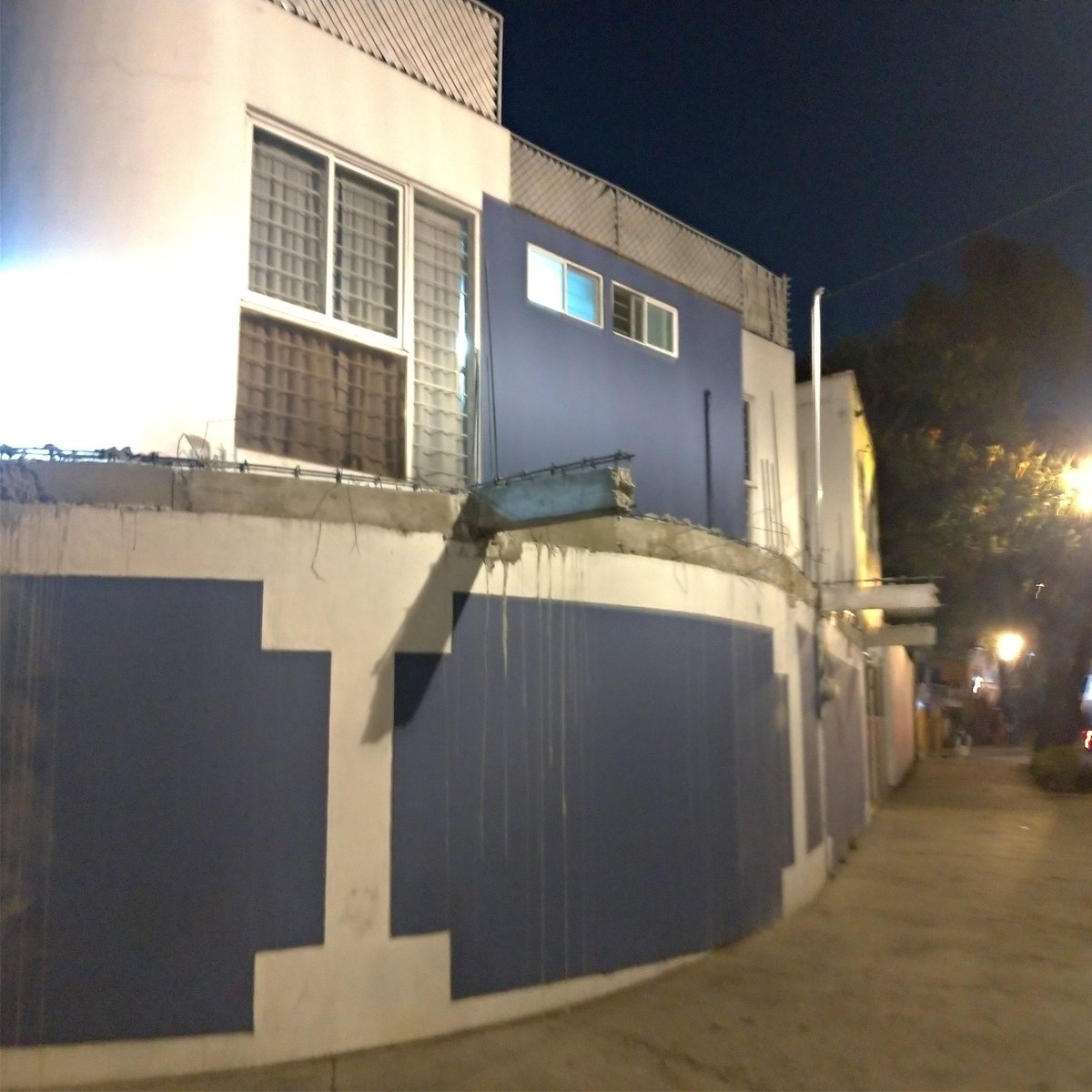 Por cierto, <a href="/Alcaldia_Coy/">Alcaldía de Coyoacán</a> <a href="/giogutierrezag/">Giovani Gutiérrez</a> , en la esquina de calle Simarruba y Museo, Colonia El Rosario, Coyoacán, URGE  que paren esta modificación a inmueble que se esta apropiando del espacio público.