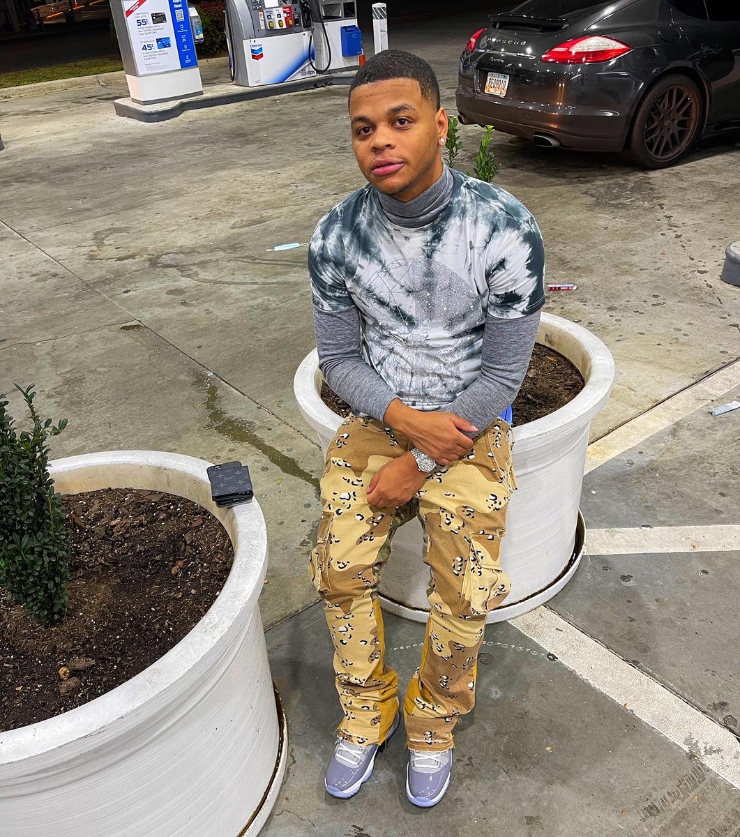 Fastcash_Jizzle's tweet photo. THE PERFECT WAY TO FRIEND A SNAKE IS TO FEED EM RATS ‼️ 🐀 🚫 #Murda🎱BABY #FREECMONEY #BIGJIZZLE https://t.co/kwvgB2axgo