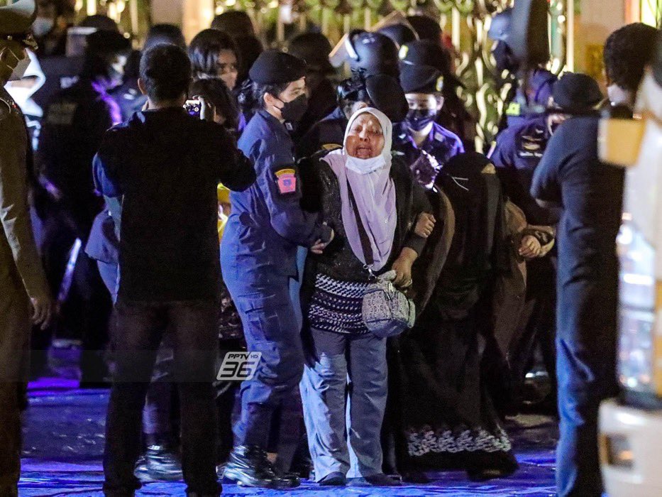 aim_theerarat's tweet image. สิ่งที่รัฐบาลควรปฏิบัติต่อกลุ่มผู้ชุมนุม ชาวบ้านจะนะ จ.สงขลา คือ เปิดพื้นที่พูดคุยกับตัวแทนผู้เรียกร้อง มิใช่สั่งผู้ใต้บังคับบัญชาให้จับกุม และกระทำรุนแรงกับประชาชน 

ชาวจะนะ ขอเพียงได้ใช้สิทธิ์ของประชาชนในพื้นที่ ที่ต้องการมีส่วนร่วมคิดในการเปลี่ยนแปลงที่จะเกิดขึ้น!! #saveจะนะ