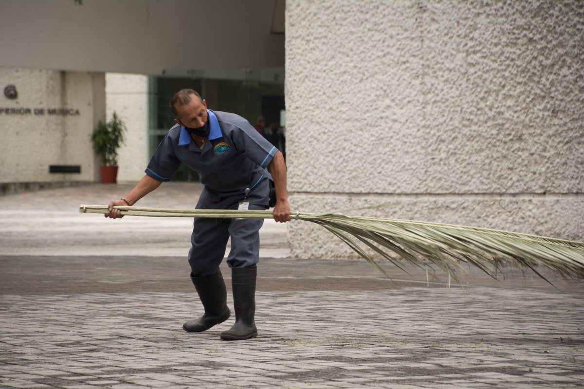 La vida sensorial del <a href="/cenartmx/">Centro Nacional de las Artes</a> como un campo que influye sobre las personas y es influido por ellas.

'ay, olor'
Instalación sonora coreográfica de #NadiaLartigue y #JuanFranMaldonado.

Del 2 al 12 de diciembre.
Ven a escucharla de 9-18 h. en el Paseo de las Jacarandas, Cenart.
