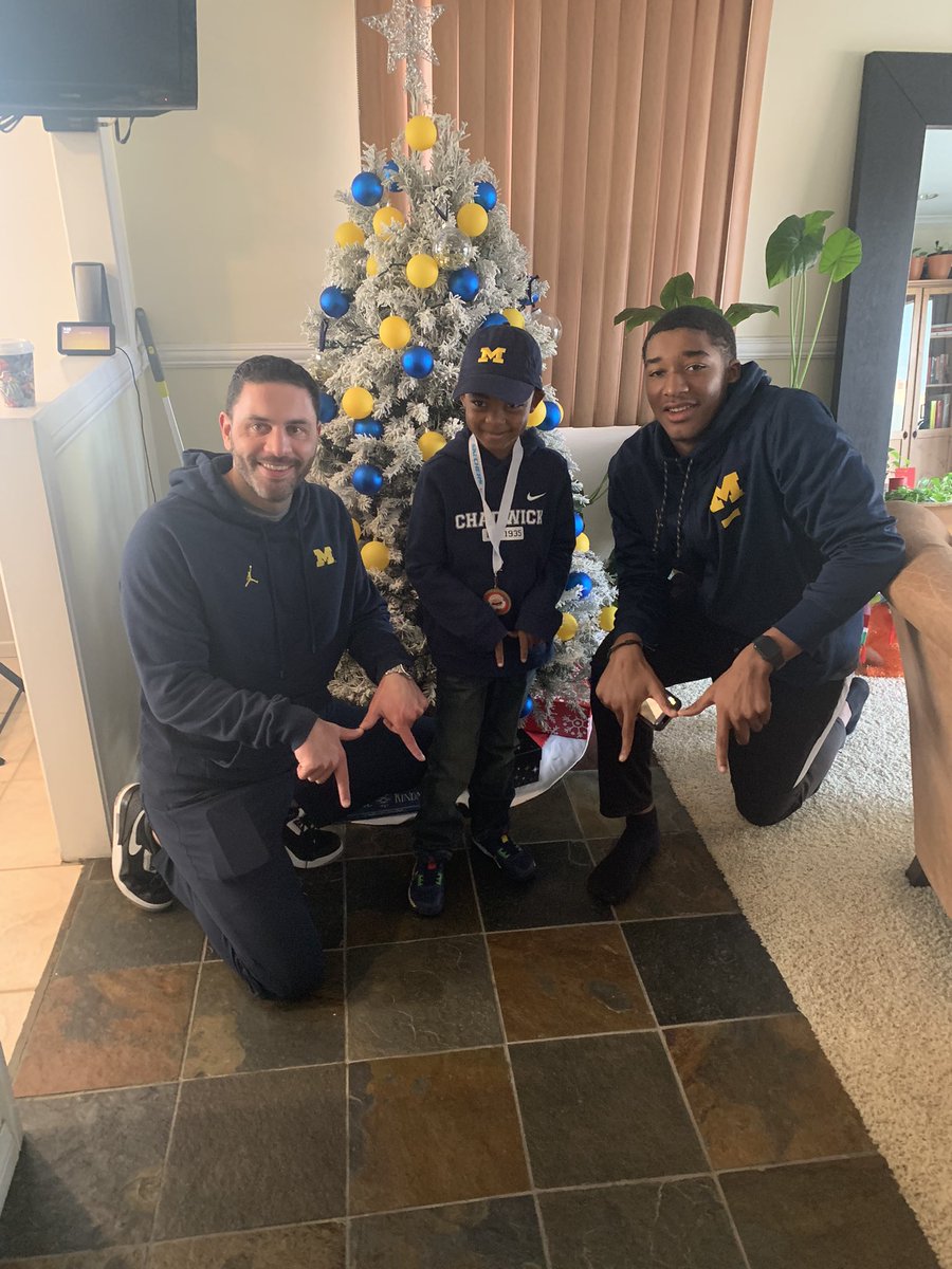 jdtothemax22's tweet photo. Love seeing @CoachJim4UM and @MattdblU today on a great home visit #goblue #BIGTENCHAMPS https://t.co/X9iiEjJ6Yw