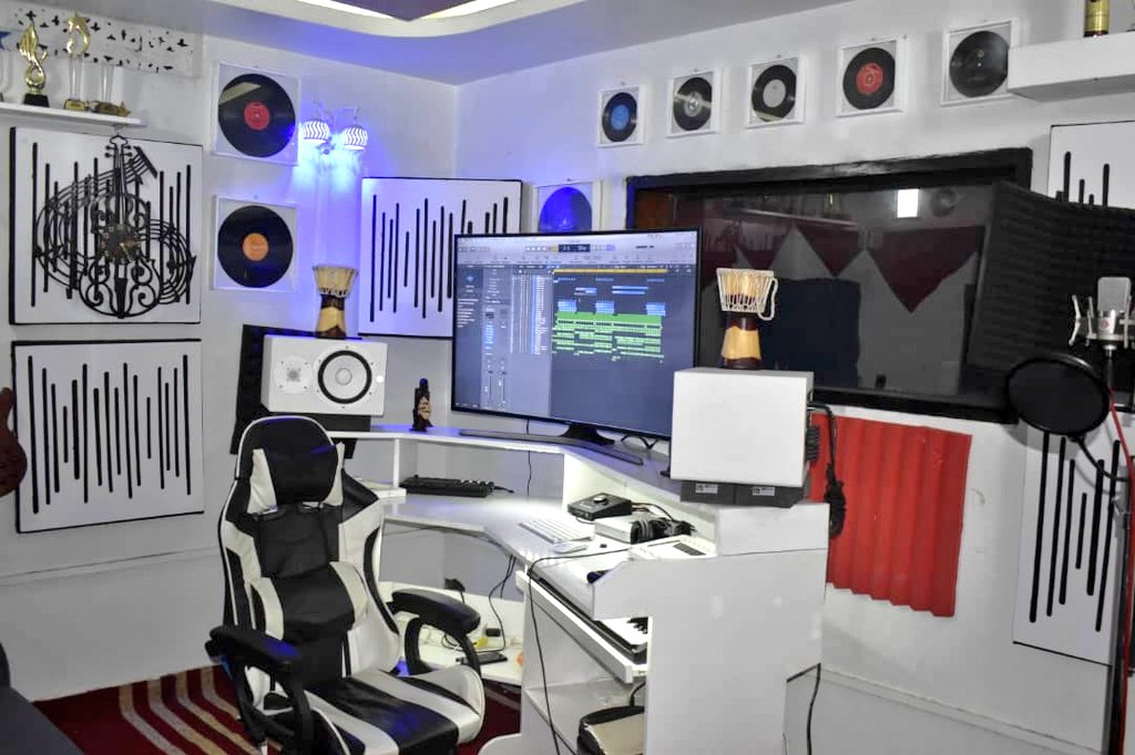 Elobijo's tweet photo. My friend want to sell his Music Studio out &amp; I'm thinking of making it a #bitcoincash Studio in South Sudan one way to promote #BCH among Musicians in #SouthSudan #BitcoinCashStudio @EmergentReasons @MrBeast @zquestz @im_uname @GeorgeDonnelly @georg_engelmann @btcfork @KimDotcom https://t.co/iPaFXxMMI7