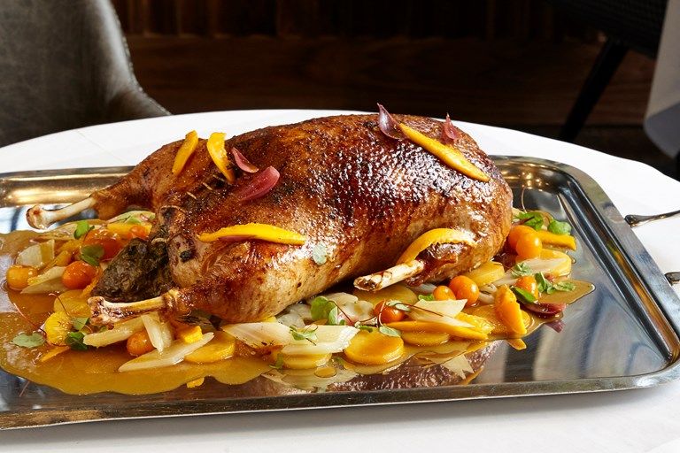 Утка в духовке целиком с овощами. Гусь фаршированный. Утка с печёными овощами. Утка запеченная в духовке. Гусь утка фаршированные.