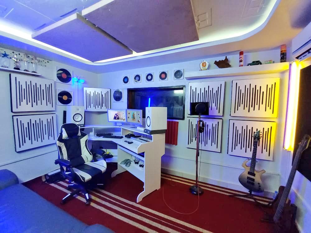Elobijo's tweet photo. My friend want to sell his Music Studio out &amp; I'm thinking of making it a #bitcoincash Studio in South Sudan one way to promote #BCH among Musicians in #SouthSudan #BitcoinCashStudio @EmergentReasons @MrBeast @zquestz @im_uname @GeorgeDonnelly @georg_engelmann @btcfork @KimDotcom https://t.co/iPaFXxMMI7