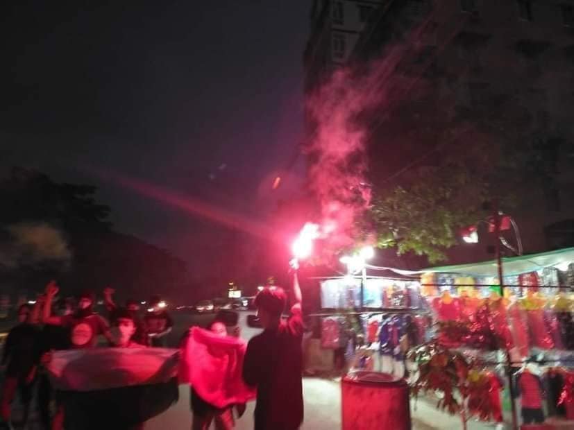 IrrawaddyNews's tweet photo. Young activists staged a flash mob protest against the military regime on Wednesday night in Yangon’s Thaketa Township. (Photo: ABFSU) #WhatsHappeningInMyanmar https://t.co/ZYQrwjs78O