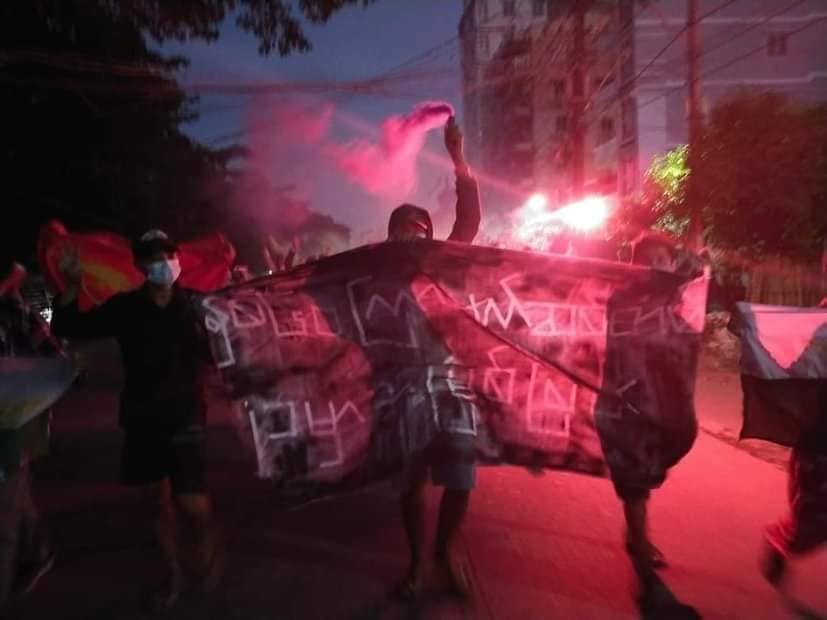 IrrawaddyNews's tweet photo. Young activists staged a flash mob protest against the military regime on Wednesday night in Yangon’s Thaketa Township. (Photo: ABFSU) #WhatsHappeningInMyanmar https://t.co/ZYQrwjs78O