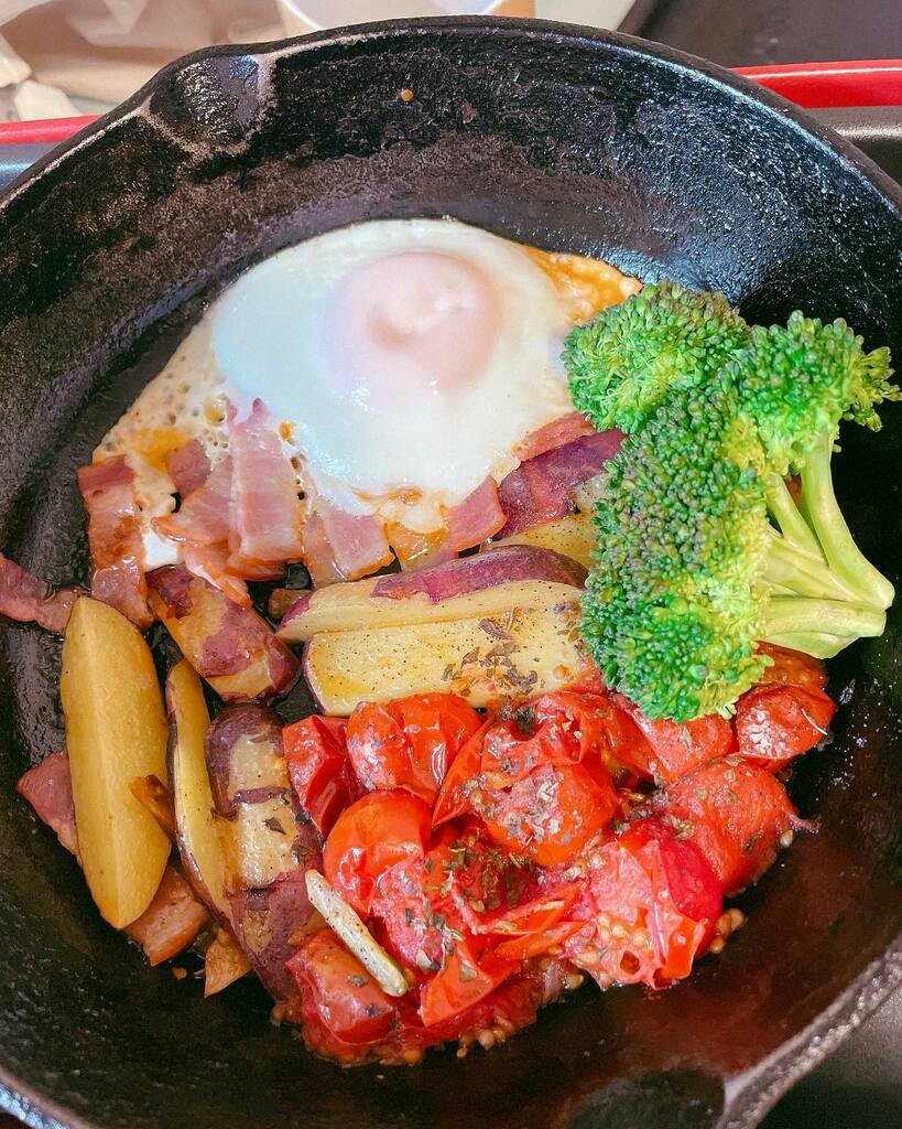MeGnOrA's tweet photo. 朝とお昼ガッチャンコごはん
実家から送られてきた皮の赤いじゃがいもとブロッコリー🥦
プチトマトは冷蔵庫で死にかけてたやつ、ちゃんと洗ったら美味しく食べれた笑
実家のブロッコリーとお芋美味しー♥️♥️♥️

#平飼い卵 
#実家のお野菜 
#スキ��ット 
#リアルマヨネーズ https://t.co/gkQ1ibV9h5