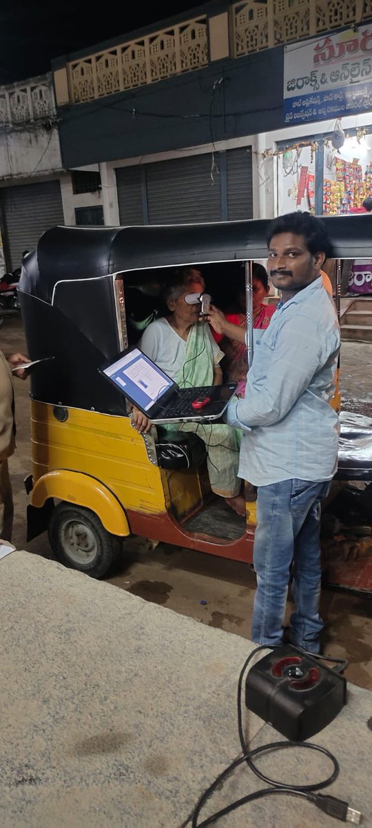 dintya15's tweet image. Old age Pensioner given a Jeevan Praman Life Certificate by CSC VLE DUPATI SUNIL, Mahabubabad district #onlycsccandothis