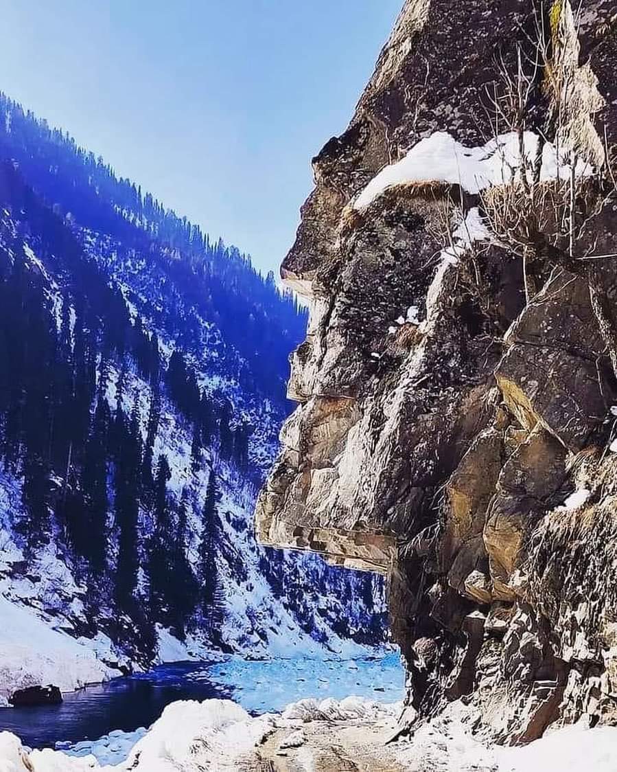 KhurramJShahid's tweet photo. Mountain⛰️like human being (One place, two seasons) 
Kel #NeelumValley #Kashmir 🌱🏔️🌿
#Pakistan #Tourism #BeautifulPakistan https://t.co/IvJnLKQaSH