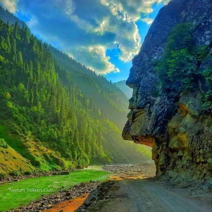 KhurramJShahid's tweet photo. Mountain⛰️like human being (One place, two seasons) 
Kel #NeelumValley #Kashmir 🌱🏔️🌿
#Pakistan #Tourism #BeautifulPakistan https://t.co/IvJnLKQaSH