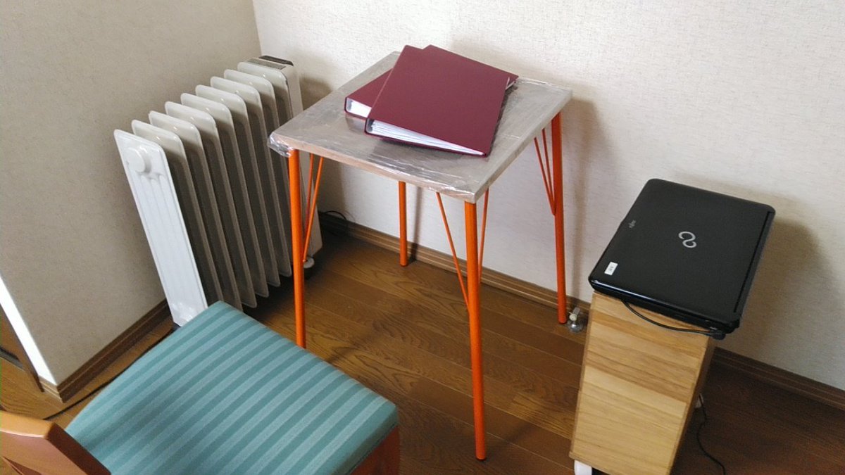 小スペース用のテーブル。天板の古材は友人のフローリング屋さんから購入。オレンジ色の脚フレームはつくりました！気に入ってます❗