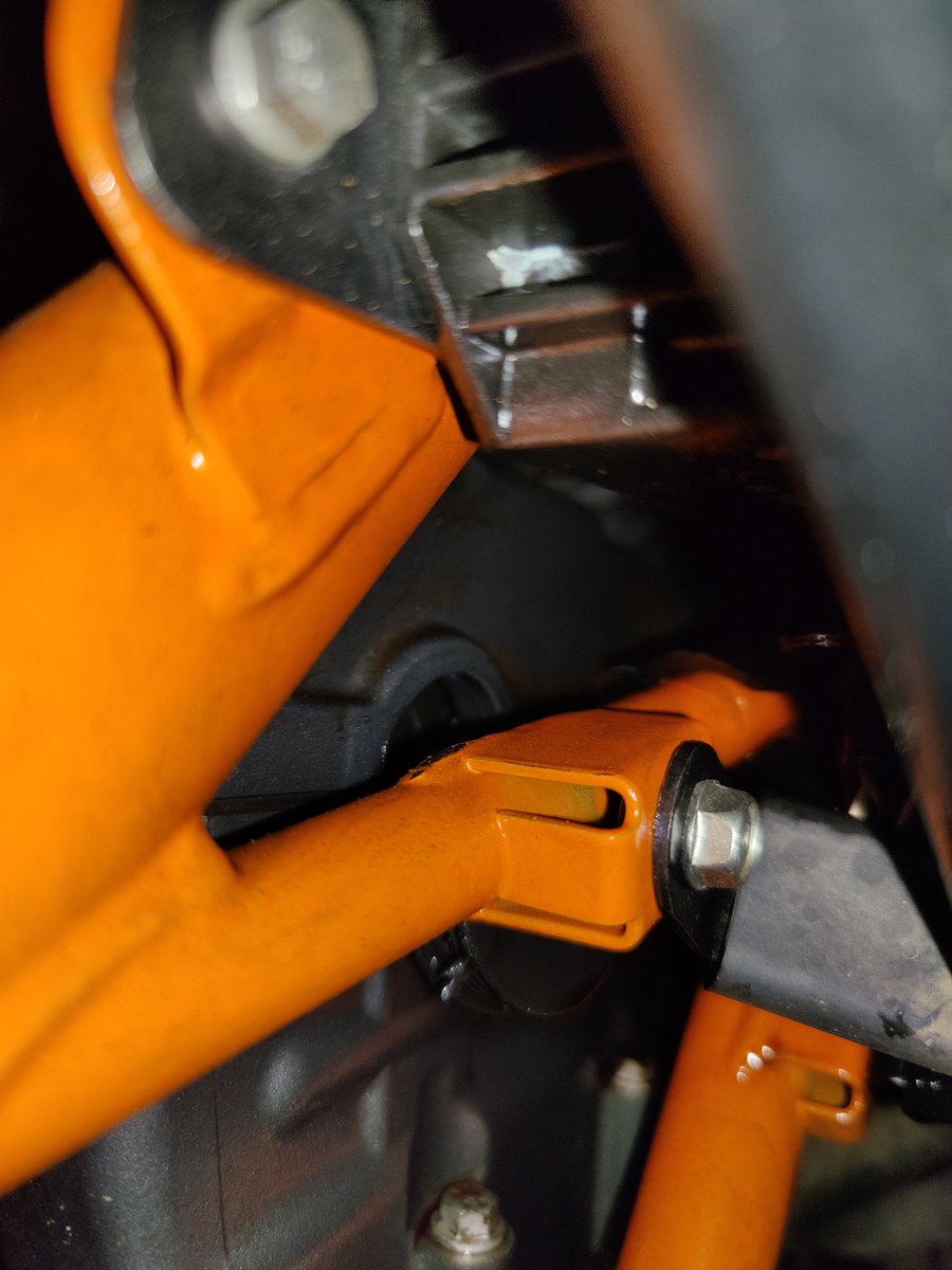 onesavageclown's tweet photo. Bike was in service center for 2 weeks just to fix a crank shaft issue. After paying Rs.9951, I was handed over this unsafe bike with loosely fitted parts which resulted in engine oil leakage. Could have resulted in fire easily. @India_KTM #ktmindia @bajaj_ltd @nitin_gadkari https://t.co/1Se6UyNdn3