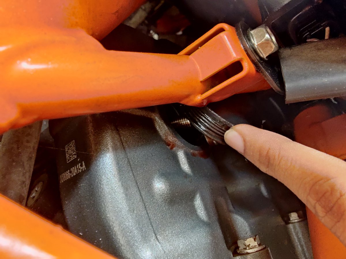 onesavageclown's tweet photo. Bike was in service center for 2 weeks just to fix a crank shaft issue. After paying Rs.9951, I was handed over this unsafe bike with loosely fitted parts which resulted in engine oil leakage. Could have resulted in fire easily. @India_KTM #ktmindia @bajaj_ltd @nitin_gadkari https://t.co/1Se6UyNdn3