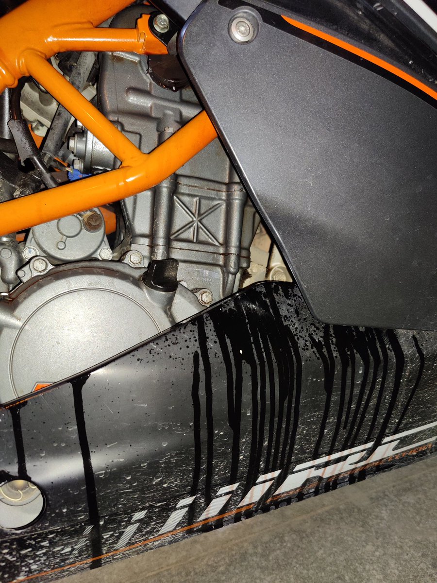 onesavageclown's tweet photo. Bike was in service center for 2 weeks just to fix a crank shaft issue. After paying Rs.9951, I was handed over this unsafe bike with loosely fitted parts which resulted in engine oil leakage. Could have resulted in fire easily. @India_KTM #ktmindia @bajaj_ltd @nitin_gadkari https://t.co/1Se6UyNdn3