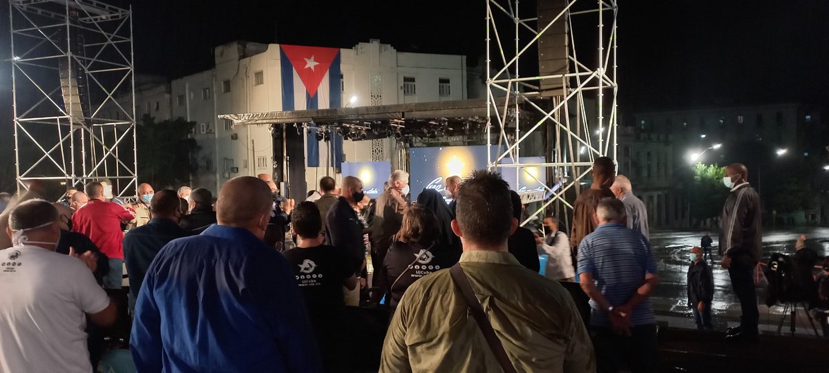 #CubaVive y en primera fila rindiendo homenaje a #FidelPorSiempre su consagrado discípulo, nuestro Primer Secretario del Partido <a href="/DiazCanelB/">Miguel Díaz-Canel Bermúdez</a>, como Fidel siempre junto a las nuevas generaciones acompañando y guiando. #FidelYLosJóvenes #CubaViveYRenace #FidelVive #FidelPorSiempre