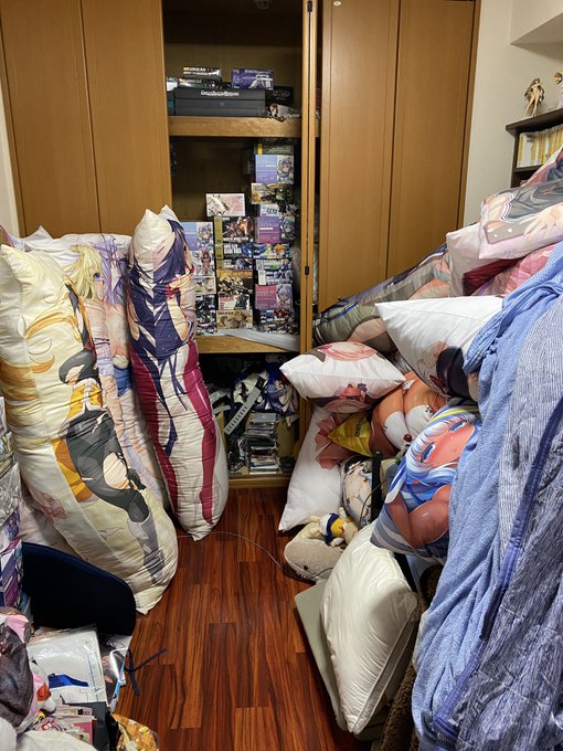 抱き枕起き状態ビフォアフ(どっちが前で後だか) 