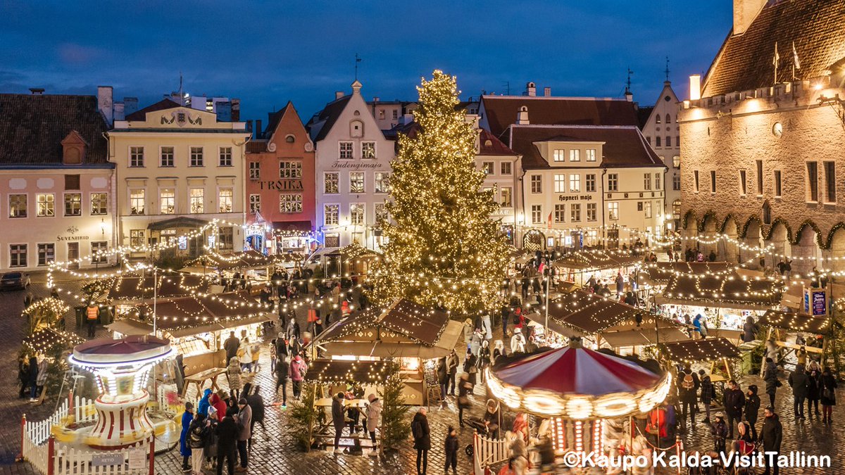 ＃ヨーロッパ のベストクリスマスマーケット2019にも選ばれた北欧 🇪🇪タリンのマーケット❄ 昨年は縮小開催でしたが、今年はいよいよ明日からスタートします✨ 中央に立つクリスマスツリー🎄が初め