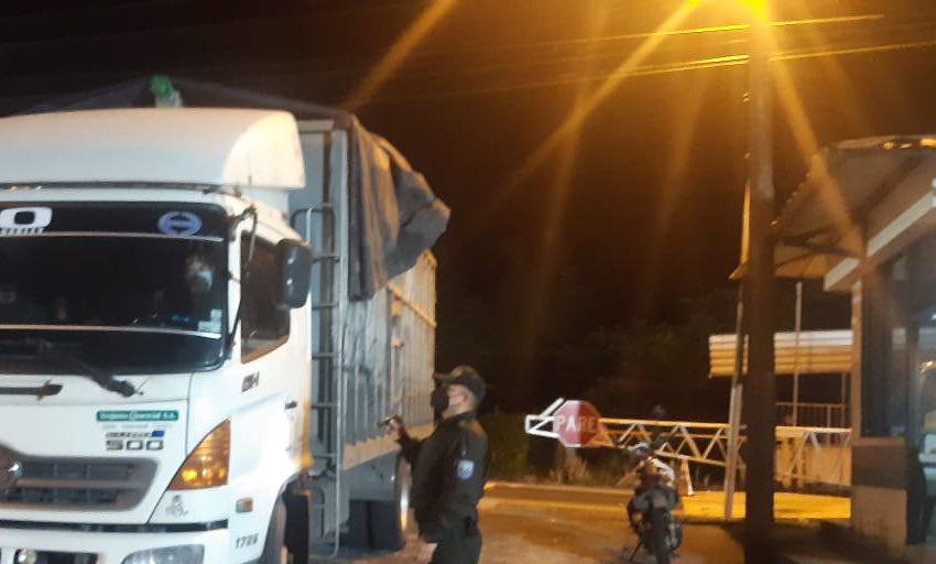 PoliciaEcuador's tweet photo. 🚔👮♂️ENFOCADOS en reducir el tráfico ilegal de producto forestal, realizamos operativos nocturnos obteniendo los siguientes resultados.
Indicios:
👉2 vehículos
👉53,09 m3 de las especies Pigue y Tamburo.
#UNPAMB
#PlanRescateEcuador https://t.co/vF3ahsFniX