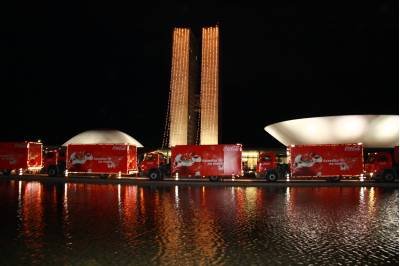 correio's tweet photo. Coca-Cola divulga datas e locais de caravanas de Natal no DF.

De 24 de novembro a 19 de dezembro, a Caravana do Natal da Coca-Cola passará por 30 regiões administrativas da capital federal
https://t.co/sbIfnL4kBN https://t.co/Dihf7XGNIN