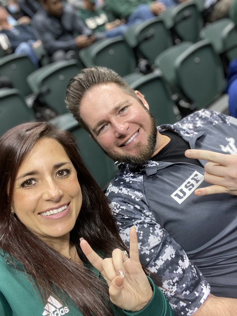 Danikara's tweet photo. It’s halftime, which means we have to represent the #USFTwitterHerd @USFHerd. #GoBulls #hornsUp🤘@USFMBB @BrandonFaza #USF 💚💛🤘#usfhoops https://t.co/sMujdQM3XX