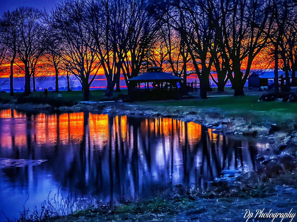 mark_tarello's tweet photo. SPECTACULAR! Sunset seen tonight from Minnesota Lake, MN. Photo courtesy of David Paal. #Sunset #MNwx https://t.co/zkdlL9KtvU