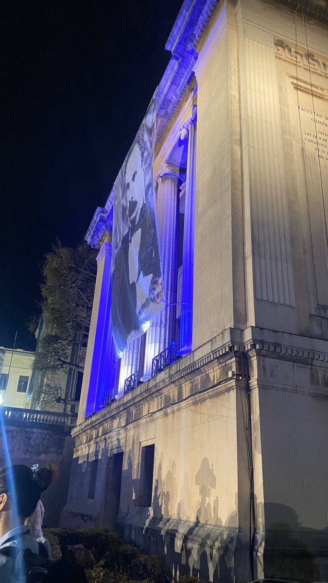 📍Ahora 👉 Los jóvenes recuerdan a #Fidel, como cada noviembre, en la escalinata de la <a href="/UdeLaHabana/">Universidad de La Habana</a> #CubaVive #Cuba <a href="/FSoldadodeIdeas/">Fidel, Soldado de las Ideas</a>