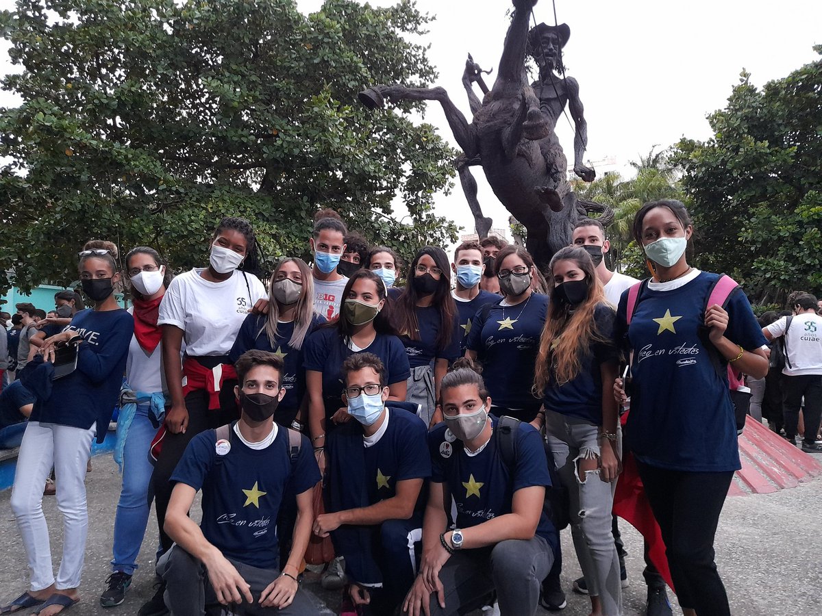 CujaeIndustrial's tweet photo. "(...)Creemos en los jóvenes, creer en los jóvenes significa actitud y pensamiento."
Estudiantes y profesores de @AlmaCujae rinden homenaje hoy en la histórica escalinata de @UdeLaHabana a nuestro eterno Comandante en Jefe Fidel.
#FidelPorSiempre 
#FidelVive
#GraciasFidel https://t.co/XeOVB2Du8j