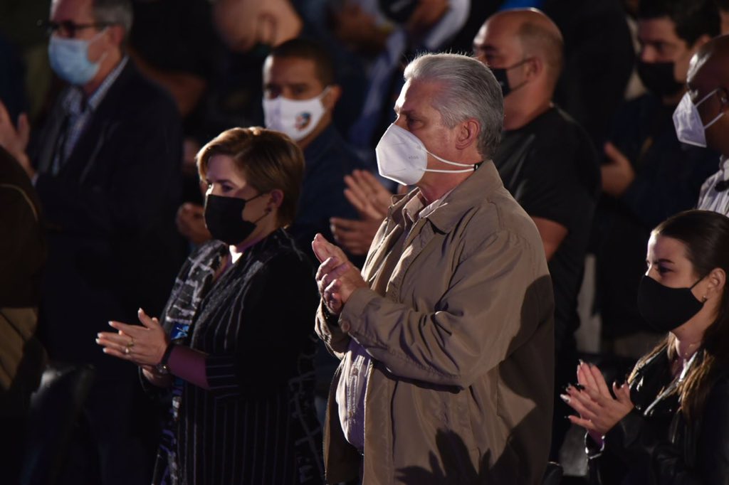 #Cuba🇨🇺| <a href="/DiazCanelB/">Miguel Díaz-Canel Bermúdez</a> asiste esta noche a la velada político-cultural en la escalinata de la Universidad de La Habana, en ocasión del 5º aniversario de la desaparición física del Comandante en Jefe #FidelCastro, líder histórico de la #RevoluciónCubana.

📷: Omara García #ACNteam