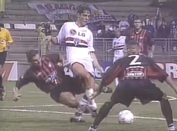 Leba001SPFC's tweet photo. Reinaldo vingou o Kaká. https://t.co/KuComqxsOX