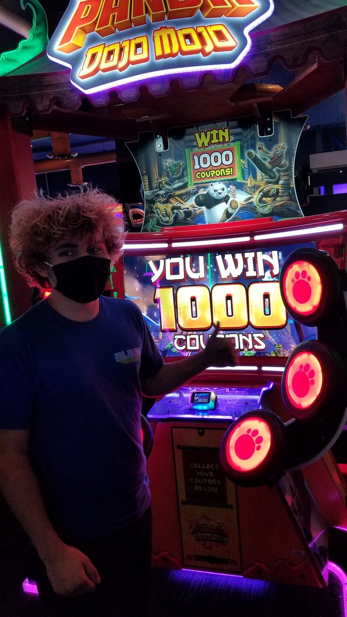 whoisthechuck's tweet photo. At @DaveandBusters winning jackpots with the family. #DBwinner #everyoneisawinner #dingdingding https://t.co/sZgubPf3Bx